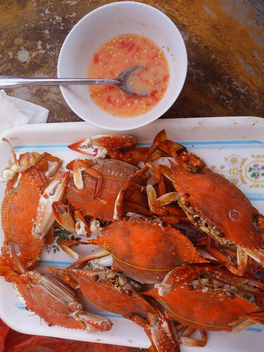 Ghẹ Hàm Ninh. Giá ghẹ Hàm Ninh khoảng 100.000 đến 150.000VND/kg, tùy thuộc vào kích cỡ. Tuy nhiên, những con ghẹ lớn ở Phú Quốc chỉ có kích cỡ bằng với những con cua nhỏ ở miền trung. Con ghẹ quá to sẽ không ngon trong khi con nhỏ không có nhiều thịt. Kích thước ngon nhất của ghẹ là khoảng 6 đến 7 con/kg.