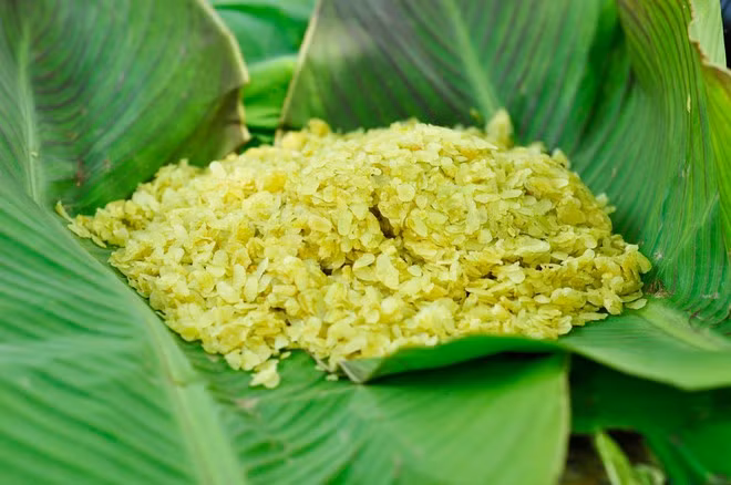 Cốm tan Tú Lệ phải làm từ nếp non, khi hạt lúa còn bấm ra sữa thì hạt cốm mới dẻo mới ngon. Tới Mù Căng Chải vào khoảng tháng 4 và tháng 10 hàng năm bạn sẽ được thưởng thức cốm Tú Lệ ngon chẳng kém gì cốm Làng Vòng nức tiếng ở Hà Nội.