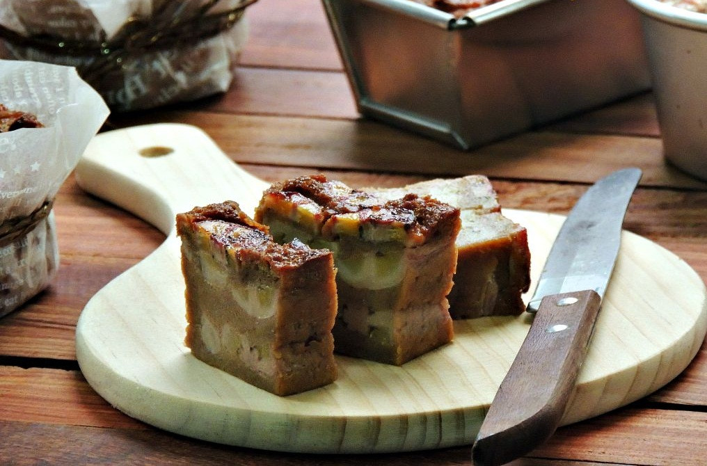 Quả chuối chín, được đem bóc vỏ, rồi được sấy khô. Khi làm bánh, chuối sấy khô được đem ngâm nước ấm cho mềm rồi đem đi xay thành bột, bột gạo cũng phải xay bột nước cùng với bột chuối trộn đều làm vỏ bánh. Nhân bánh là đỗ, lạc và đường. Bánh được gói bằng lá chuối khi ăn dẻo thơm rất đặc biệt. Ảnh: Internet.