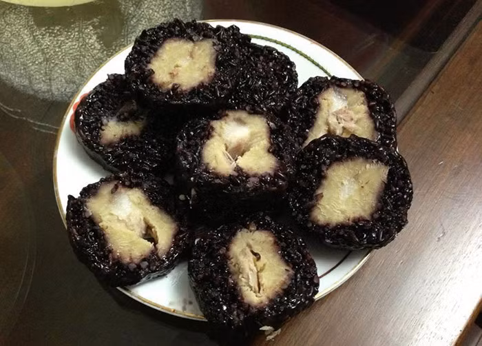 Ăn miếng bánh chưng đen bạn sẽ dễ dàng cảm nhận được hương vị thật đặc biệt, vị thơm của nếp, vị ngọt, béo của thịt lợn vùng cao, vị ngậy bùi của nhân đỗ xanh, vị là lạ của cây rừng.