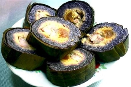 Bánh chưng đen Mường Lò, món bánh đặc sản này không thể thiếu trên mâm cỗ cúng tổ tiên, trời đất và đãi khách quý. Nguyên liệu làm bánh được chọn lựa kỹ càng: lá dong bánh tẻ, gạo nếp phải là nếp Tú Lệ thơm ngon, nhân đỗ xanh đãi sạch vỏ, không lẫn sạn. Thịt lợn ngon nhất là thịt ba chỉ, nhiều mỡ một chút, thái mỏng, ướp với gia vị, hạt tiêu, hành củ để làm nhân.