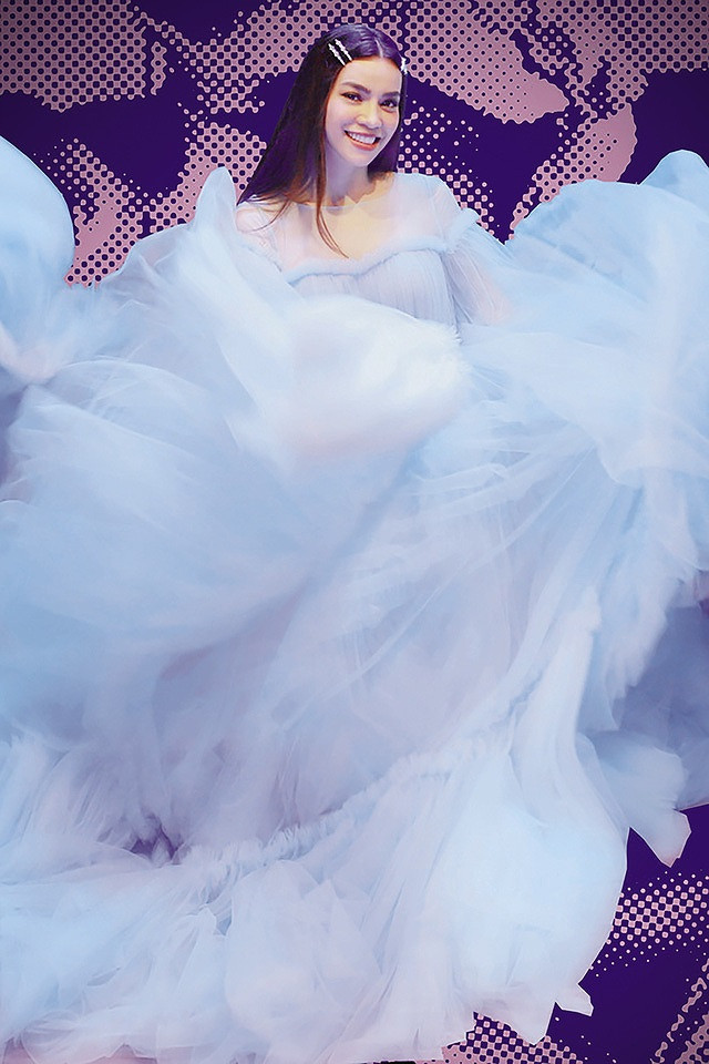 Trang phục khép lại MV lấy cảm hứng từ hình ảnh công chúa. Nữ ca sĩ diện đầm voan xếp bèo nhún ở ngực và tay.