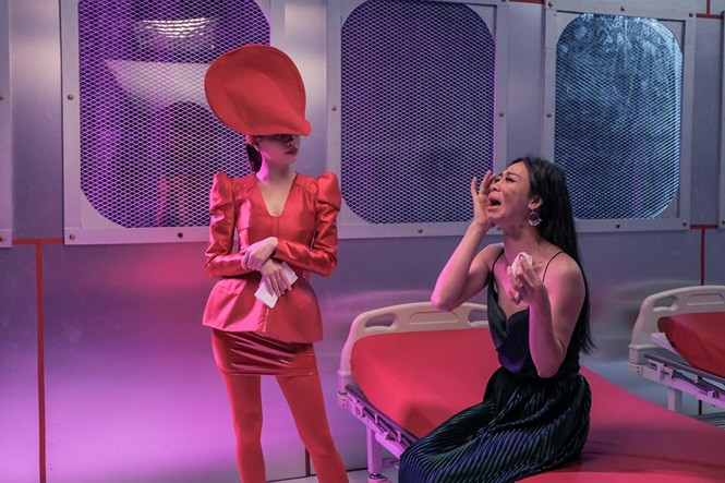 Giọng ca "Cả một trời thương nhớ" trông gợi cảm và quyến rũ với váy tôn đường cong.