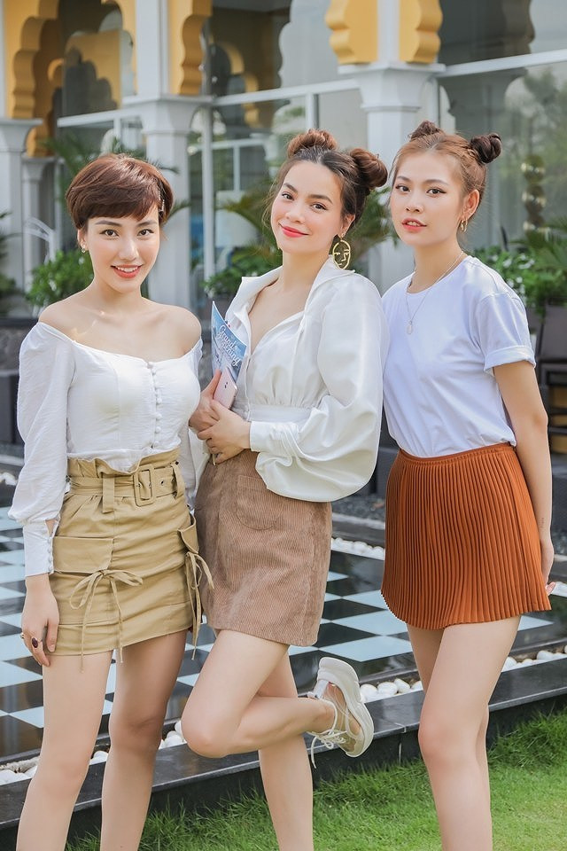 Sự kết hợp áo sơ mi cổ xẻ sâu và váy ngắn trẻ trung khiến nữ ca sĩ trông như một nữ sinh.