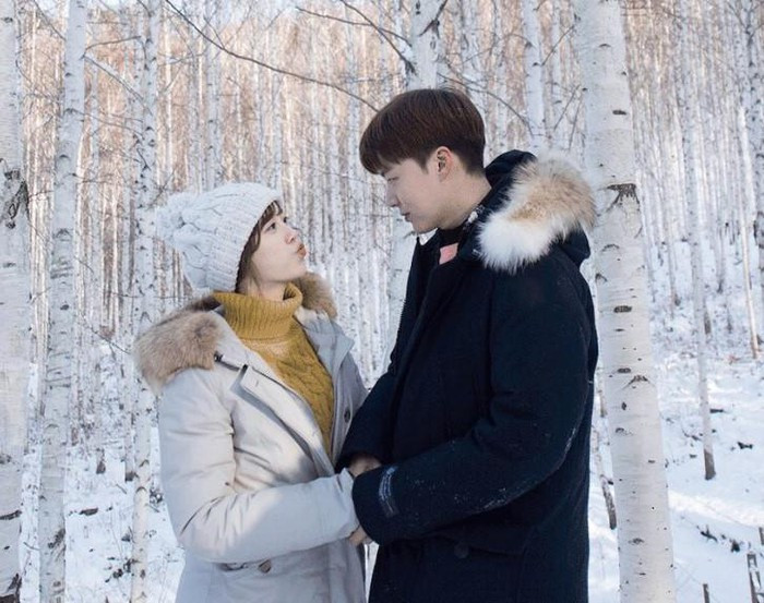 Ngay cả khi chọn áo khoác, họ cũng mặc màu tương phản trắng đen ấn tượng.