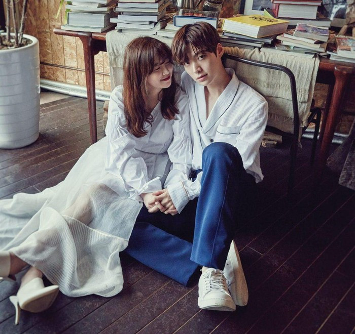 Cả hai vợ chồng Goo Hye Sun cùng diện đồ đôi màu trắng tinh khôi.