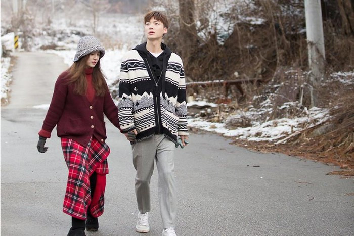 Khi cùng diện đồ len, Goo Hye Sun và chồng trẻ cũng tỏ ra ăn ý bằng cách phối màu sắc trang phục tương phản với nhau.