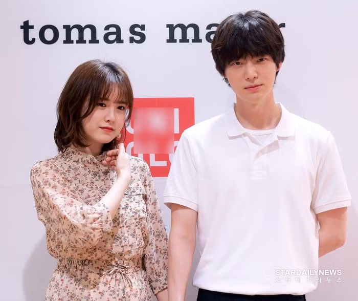 Cặp đôi này thường chọn trang phục khá nhẹ nhàng, trẻ trung.