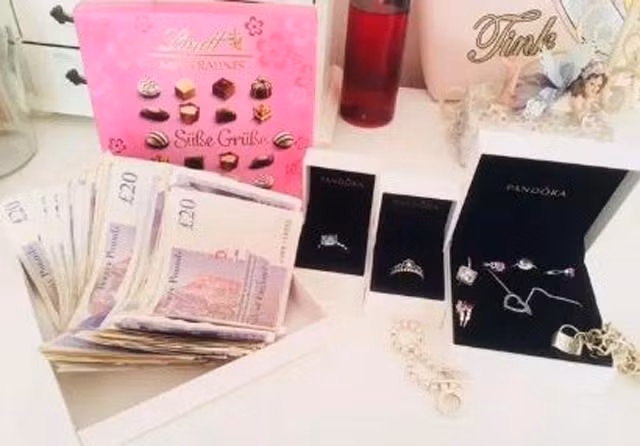 Nu sinh vien cap ke “bo nuoi” de duoc bao tien sang chanh-Hinh-2