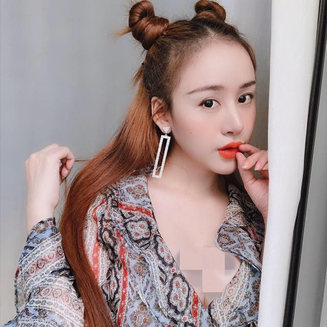 Người hâm mộ dường như đã quá quen với những hình ảnh ăn mặc hớ hênh của bà Tưng trước đây.