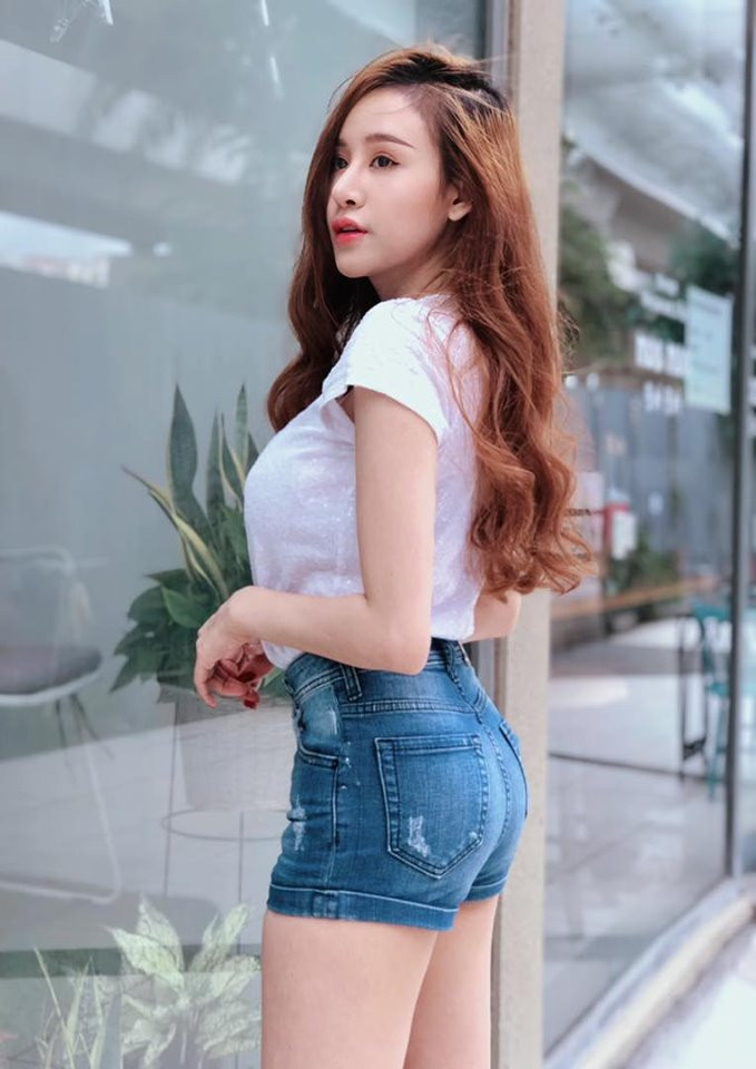 Cô diện áo phông và quần short ngắn khoe chân dài nõn nà.