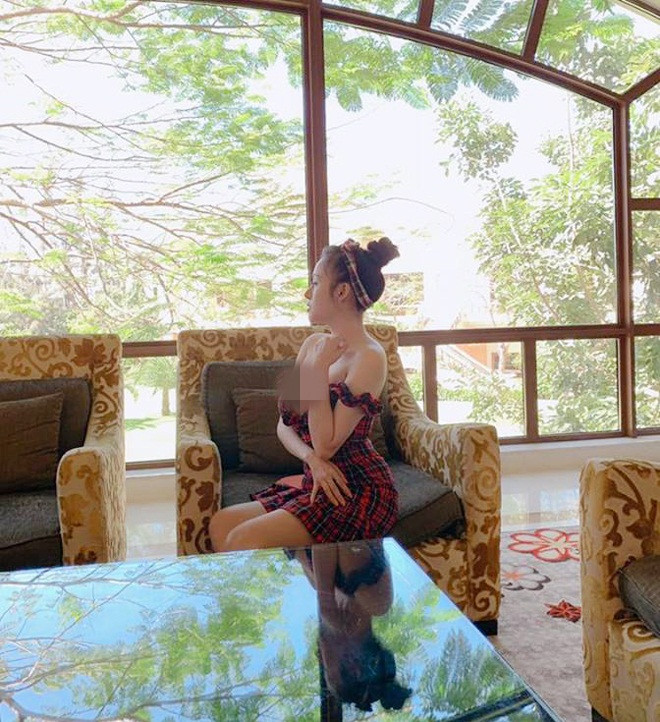 Chiếc đầm trễ vai giúp Huyền Anh khoe vòng một và bờ vai trắng nõn. Ảnh: FBNV.