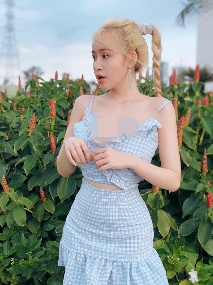 Bà Tưng không ngại khoe các đường cong cơ thể qua cách ăn mặc sexy.