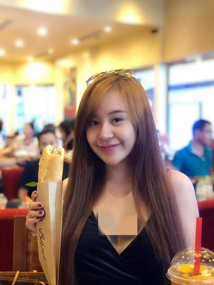 Những trang phục xẻ ngực sâu cũng được Huyền Anh đặc biệt ưu ái.