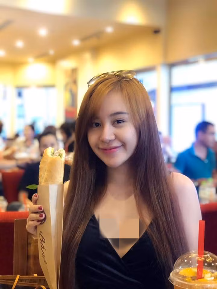 Những trang phục xẻ ngực sâu cũng được Huyền Anh đặc biệt ưu ái.