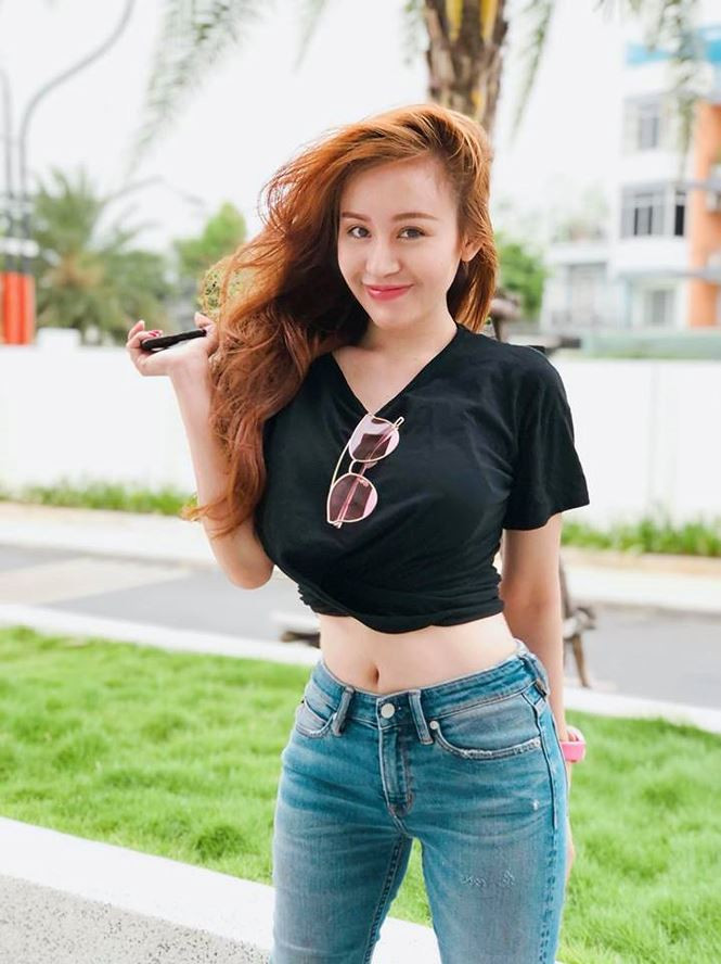 Các shoot hình của người đẹp 9X này đều chủ yếu khoe ba vòng cơ thể.