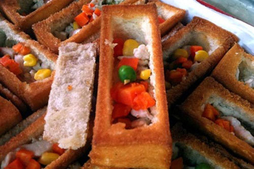 Bánh mì quan tài: Món ăn với cái tên giật gân rùng rợn này từng gây sốt khắp các khu chợ đêm ở Đài Loan. Cha đẻ của bánh mì quan tài là một đầu bếp bậc thầy họ Hsu sống ở Đài Nam, Đài Loan.