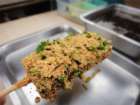 Trư huyết cao (bánh tiết lợn): Thành phần chính của trư huyết cao chính là huyết heo và gạo nếp trộn chung với nhau.