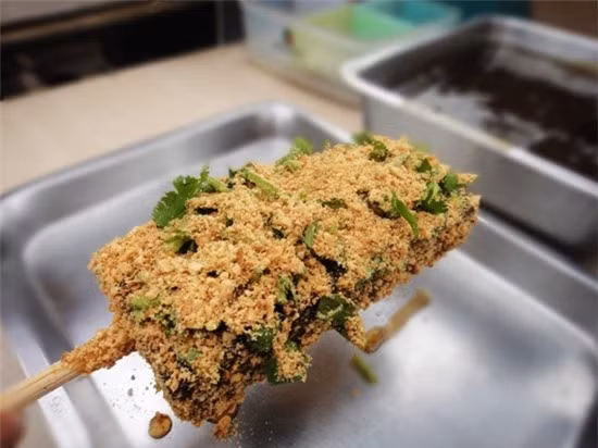 Trư huyết cao (bánh tiết lợn): Thành phần chính của trư huyết cao chính là huyết heo và gạo nếp trộn chung với nhau.