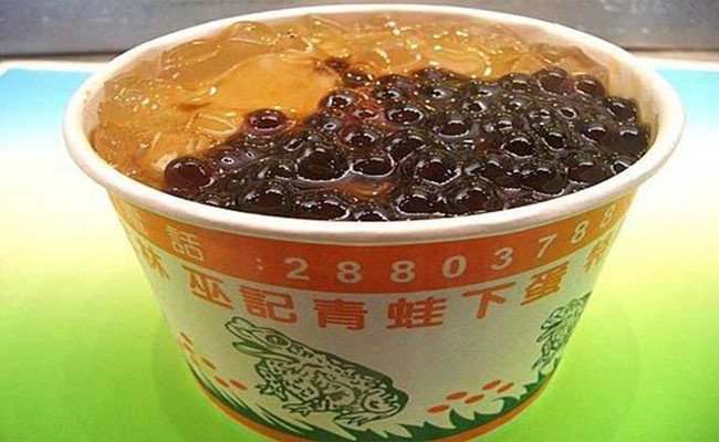 Khi nhai có cảm giác giống như đang ăn những viên thạch nhỏ xíu, tuy nhiên vì có thêm sữa nên rất thơm chứ không giống như uống thạch trong nước. Những ly ếch đẻ trứng đều được in hình một chú ếch xanh, mang phong cách xưa cũ.