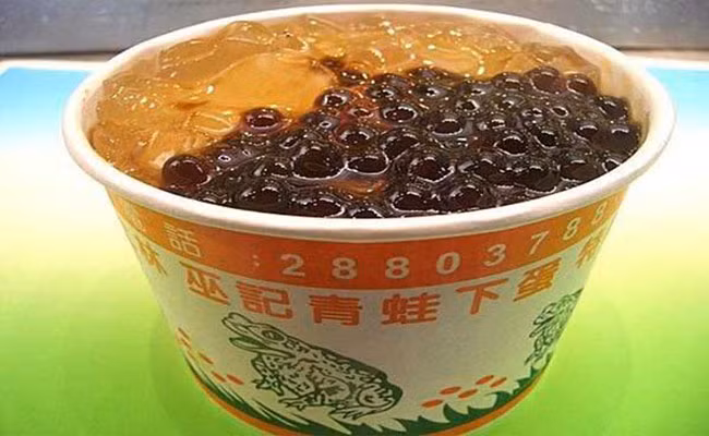 Khi nhai có cảm giác giống như đang ăn những viên thạch nhỏ xíu, tuy nhiên vì có thêm sữa nên rất thơm chứ không giống như uống thạch trong nước. Những ly ếch đẻ trứng đều được in hình một chú ếch xanh, mang phong cách xưa cũ.