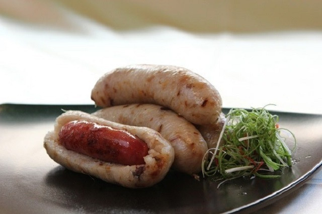 Xúc xích Đài Loan thường được làm thủ công, nêm nếm rất nhiều gia vị nên có hương vị rất đặc biệt. Chúng được treo thành từng dây dài trông giống như ruột non, ruột già. Thoạt nhìn, một phần ruột lớn bọc ruột nhỏ như một ổ bánh mì kẹp xúc xích, không có gì kinh dị cả, thậm chí rất nhiều người thích ăn món này vì mùi vị của nó không tệ chút nào.