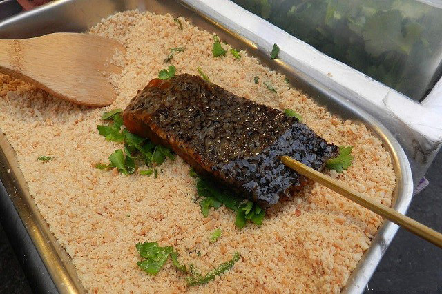 Khi ăn, người ta cho thêm rau thơm và nhúng que trư huyết cao vào mâm đậu phộng xay nhuyễn để làm mất đi mùi của huyết heo.