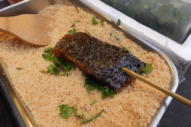 Khi ăn, người ta cho thêm rau thơm và nhúng que trư huyết cao vào mâm đậu phộng xay nhuyễn để làm mất đi mùi của huyết heo.