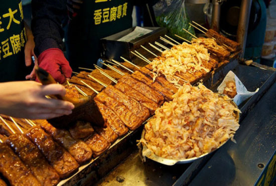 Ngoài những món ăn quen thuộc như tàu hũ thối, thịt xiên... thì chợ đêm Sĩ Lâm còn thu hút bởi những món ăn có tên lạ, khiến bạn không khỏi ngạc nhiên.