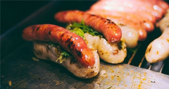 Ruột lớn bọc ruột nhỏ: Cái tên khiến nhiều người cảm thấy ngại khi ăn món này, nhưng thật ra nó không "kinh khủng" như bạn nghĩ. Thực chất, ruột lớn bọc ruột nhỏ chính là dùng một cây xúc xích lớn, xẻ đôi ra, thêm rau thơm, dưa leo thái sợi và kẹp một cây xúc xích nhỏ hơn rồi nướng lên. Khi ăn, bạn nên cho thêm tương ớt để món ăn không bị ngấy vì phần ăn rất to.