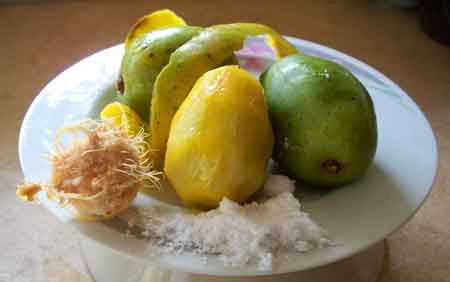 Điều trị ho: Một trong những lợi ích chính khác của quả cóc là khả năng chữa ho. Đây là phương thuốc trị ho tự nhiên hiệu quả, có thể làm dịu cổ họng và thoát khỏi khàn giọng. Ảnh: Internet.