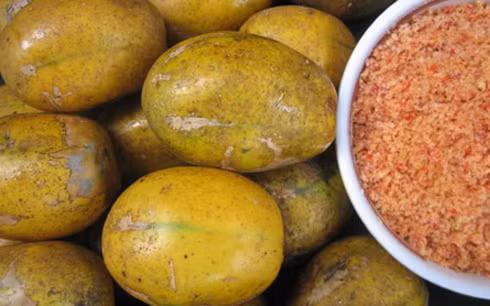 Điều trị thiếu máu: Giàu chất sắt, quả cóc có lợi cho người bị thiếu máu. Nó giúp hình thành các tế bào hồng cầu, được tăng cường bởi sự hiện diện của vitamin B1, giúp tăng lưu lượng oxy đi khắp cơ thể - cải thiện lưu lượng máu.