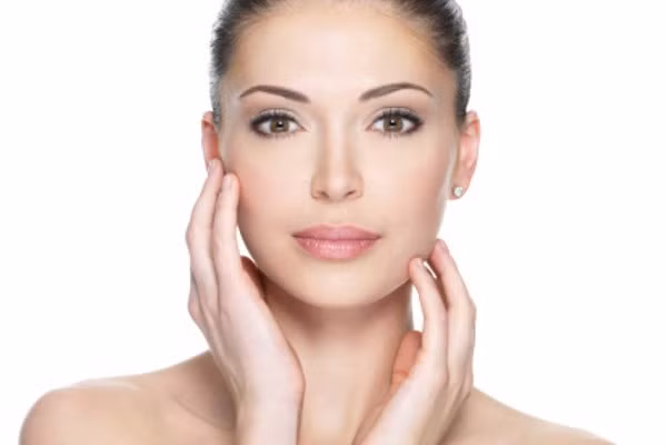 Ngăn ngừa lão hóa sớm: Vitamin C trong quả cóc rất tốt cho làn da. Trong trường hợp này, nó hỗ trợ bảo vệ các phân tử như protein, lipid (chất béo), carbohydrate và axit nucleic (ADN và ARN) khỏi tổn thương. Nó bảo vệ các tế bào khỏi các gốc tự do, độc tố hoặc chất ô nhiễm - do đó ngăn ngừa làn da không bị tấn công.