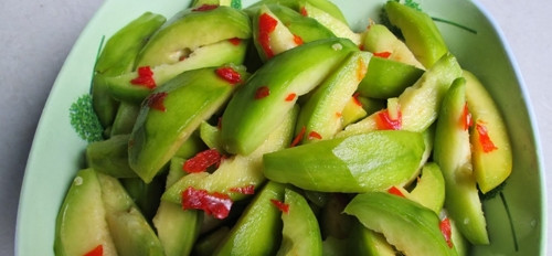 Quản lý cholesterol: Quả cóc chứa nhiều vitamin C, giúp chuyển hóa cholesterol có trong cơ thể thành axit mật. Bằng cách chuyển hóa cholesterol, nồng độ cholesterol trong máu sẽ được cân bằng, nhờ đó giữ cho mức cholesterol được kiểm soát trong một sự cân bằng lành mạnh.