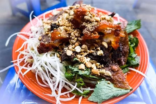 Món nộm bò khô tại phố Hồ Hoàn Kiếm được đánh giá là một món ngon nhất định phải thử khi đến đây. Nộm bò khô tại đây được làm từ những nguyên liệu khá quen thuộc như thịt bò khô cắt miếng, đủ đủ xanh bào sợi, rau thơm, lạc rang còn có thêm thịt quay thái mỏng và vài miếng mề quay giòn đầy hấp dẫn.