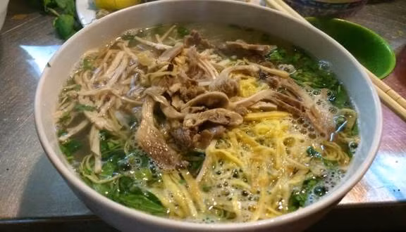 Bún thang - Cầu Gỗ: Món bún thang ở đây giá khá rẻ chỉ từ 30.000 - 55.000 đồng. Dù giá thành rẻ nhưng bát bún vẫn đầy đặn, đủ vị: thịt gà, trứng tráng, giò lụa, nấm hương, củ cải dầm... Nước dùng ở đây có mùi thơm của xương gà ninh, của nấm hương và của tôm he nên cho vị ngọt dịu và rất đậm đà.