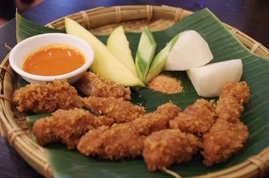 Nem chua rán: Ngõ Tạm Thương được mệnh danh là thiên đường nem chua rán tại Hà Nội, chỉ với khoảng chục hàng nem nhưng nơi đây lại mang đến hương vị ăn một lần mà sẽ nhớ mãi. Nem chua ở đây được rán một cách vừa phải, ăn giòn tan, không bị dính, ăn nhiều không ngấy như ở những nơi khác.