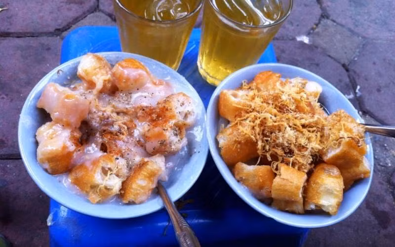 Cháo sườn - Ngõ Huyện được biết đến như là một trong những món ăn phố cổ đơn giản nhưng lại rất đậm đà hương vị, giá của món này dao động từ 15.000 - 33.000 đồng. Cháo được nấu bằng bột nước xay mịn chứ không nấu bột khô hay gạo nguyên hạt, gạo được ngâm từ đêm hôm trước và quấy cháo bằng nước xương hầm kỹ trong bếp lò suốt đêm, nên cháo rất ngon ngọt.