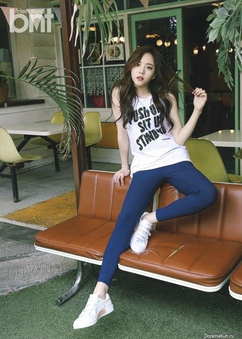 Áo sát nách, quần legging và giày sneaker tạo nên style đường phố năng động, trẻ trung tràn đầy năng lượng cho Lee Yeol Eum.