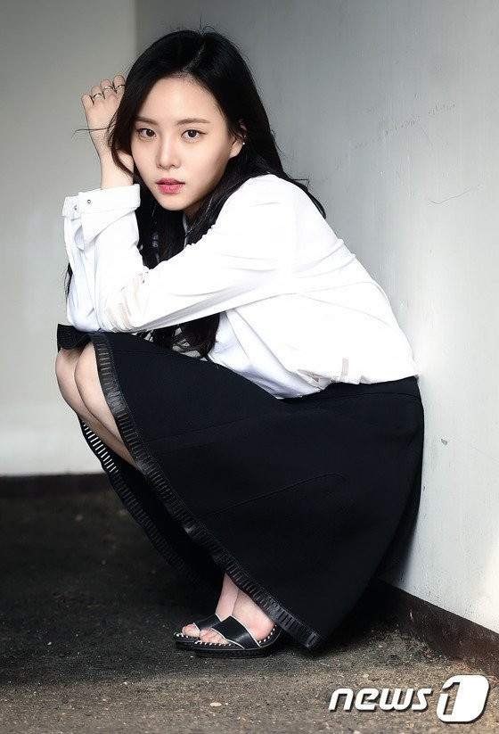 Hai gam màu trắng - đen cổ điển được Lee Yeol Eum kết hợp một cách tinh tế.