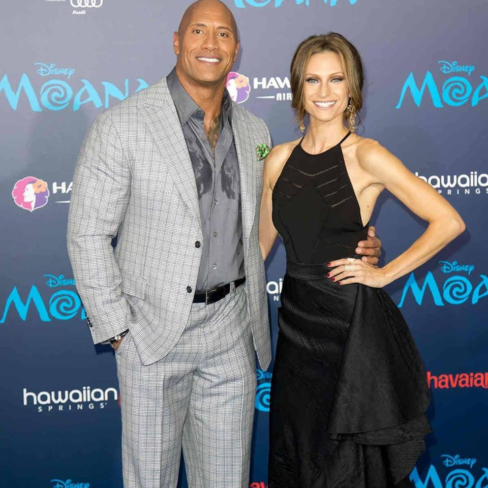 Lauren Hashian mặc chiếc váy cổ yếm cực sang chảnh và sexy xuất hiện cùng chồng.