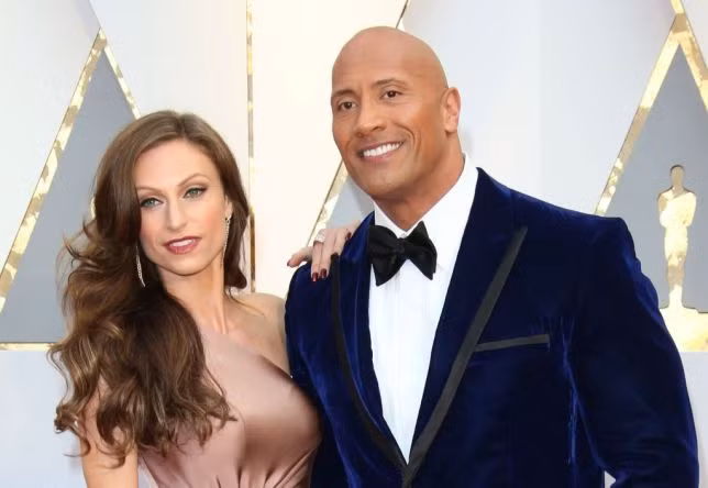 Mỹ nhân này luôn tạo dựng hình ảnh trẻ trung, quyến rũ mỗi khi sánh vai cùng chồng.