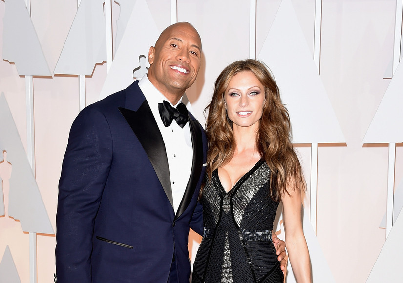 Vợ The Rock mặc chiếc váy đen khoét cổ sâu khoe vòng một cực "bốc lửa".