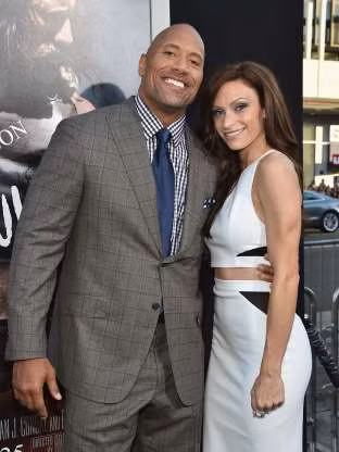 Bộ váy trắng vừa thanh lịch vừa giúp bà mẹ 2 con khoe eo thon phẳng lì.