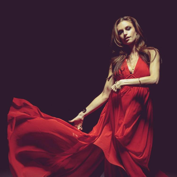 Nhờ vóc dáng nuột nà, Lauren Hashian có thể tự tin theo đuổi phong cách gợi cảm, sexy.