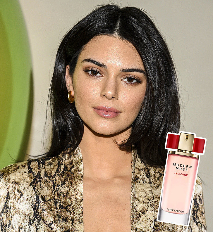 Người mẫu Kendall Jenner chọn nước hoa Modern Muse Le Rouge của Estee Lauder trong cuộc sống hàng ngày. Nhà sản xuất nước hoa tuyên bố rằng Modern Muse Le Rouge dành riêng cho người phụ nữ hiện đại - một nàng thơ dũng cảm và quyến rũ, muốn gây ấn tượng với mọi người xung quanh.