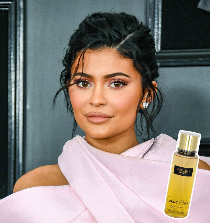 Kylie Jenner thừa nhận rằng cô không thích xịt nước hoa nặng mùi có thể gây đau đầu. Người mẫu chọn nước hoa thơm toàn thân. Hương thơm yêu thích của cô là Coco Passion của Victoria Secret.