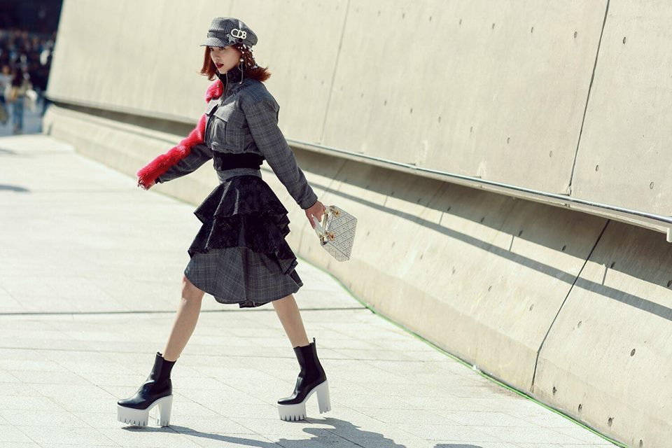 Việc mặc đẹp và thần thái tươi tắn giúp Lan Ngọc ghi điểm trong mọi shot hình.