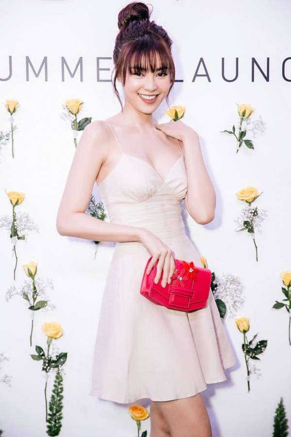 Chiếc váy màu be kiểu dáng đơn giản nhưng cực quyến rũ đã giúp cô nàng khoe khéo vòng 1 hút mắt. 