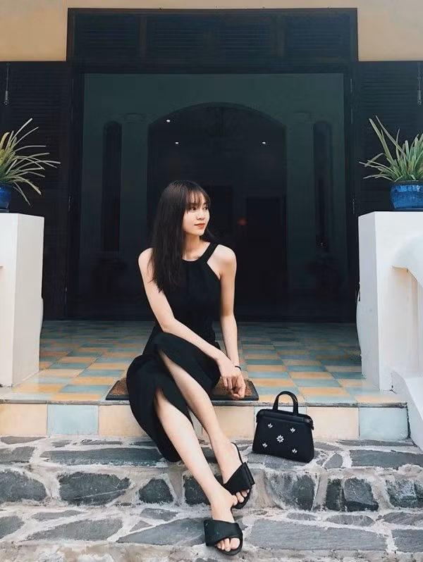 Chỉ diện đầm đen đơn giản nhưng Ninh Dương Lan Ngọc cũng đủ thu hút mọi ánh nhìn vì nhan sắc xinh đẹp.